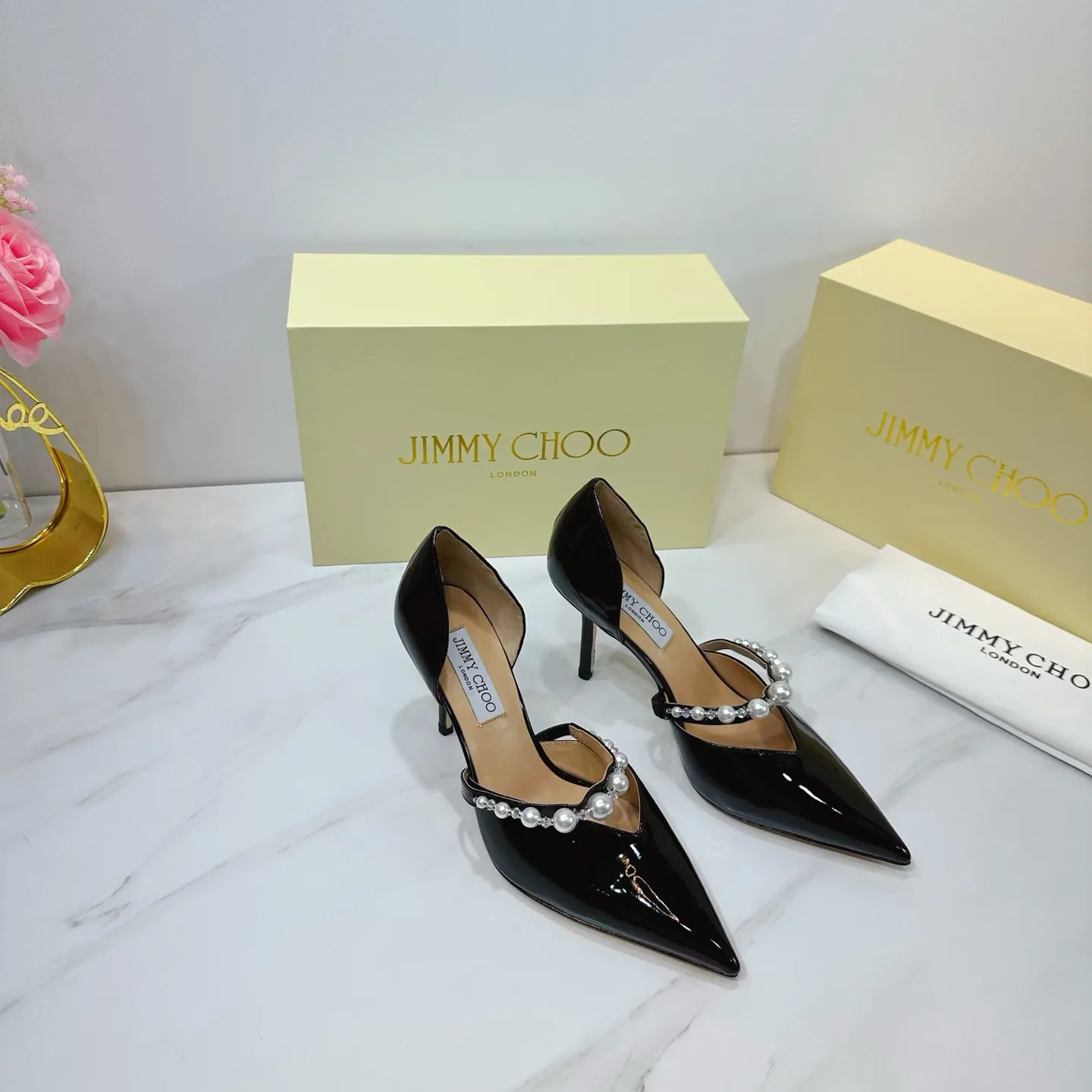 👟👟Ex-factory price 620👟👟 JIMMY CHOO (Jimmy CHOO) 💝💝💝 is a very comprehensive noble fashion lifestyle brand, with a series of women's high-heeled, medium-heeled, flat-heeled sandals with the same straps from major fashion bloggers and celebrities in Hong Kong and the United States.  The Australian pointed toe, round toe and square toe series are simply beautiful. Fall in love with elegance and playful sense of the future. Just by looking at them, you want to own them immediately, but you can really think about a pair of exquisite high heels~~~~~~~~~~~~~~~~~ 💝This series is specially designed for extraordinary and indifferent ladies, thus creating a unique overall effect, Jimmy Choo Design products that inspire women to move forward and show their charm💝💝💝 1⃣️Material: Imported patent leather 2⃣️Inner: Imported Italian lambskin, super soft and delicate 3⃣️Outsole: Imported Italian original original color genuine leather outsole Heel height 8.5 4⃣️Code number: 35 to 39 (34.40.41.42. Customized)